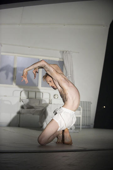 the metamorphosis edward watson as gregor samsa copyright tristram kenton